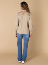 Afbeelding in Gallery-weergave laden, Tyria - IVY BEAU - Blouse - Sand