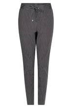 Afbeelding in Gallery-weergave laden, Alexia - ZOSO - Broek Travelstof - Stripe Antraciet - Sale