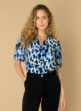 Afbeelding in Gallery-weergave laden, Evelina - IVY BEAU - Blouse - Brilliant Blue/Multi