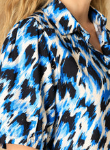 Afbeelding in Gallery-weergave laden, Evelina - IVY BEAU - Blouse - Brilliant Blue/Multi