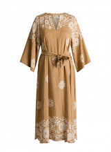 Afbeelding in Gallery-weergave laden, Carli - IVY BEAU - Jurk - Camel/Multi color