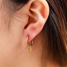 Afbeelding in Gallery-weergave laden, Sparkly Flower Hoop 14K Oorbellen E61557-2