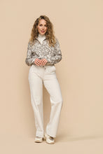 Afbeelding in Gallery-weergave laden, Betty - Mi Piace - Travelstof Blouse - Mona Florals Print Falcon - 60840