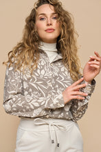 Afbeelding in Gallery-weergave laden, Betty - Mi Piace - Travelstof Blouse - Mona Florals Print Falcon - 60840