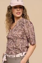 Afbeelding in Gallery-weergave laden, Evi - Mi Piace - Travelstof Shirt - Twilight Twigs Print Espresso - 202271