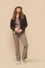Afbeelding in Gallery-weergave laden, Evi - Mi Piace - Travelstof Shirt - Twilight Twigs Print Espresso - 202271