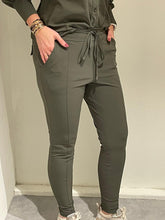 Afbeelding in Gallery-weergave laden, Danja - Mi Piace - Travelstof Broek - Deep Depth/Groen - 202134