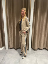 Afbeelding in Gallery-weergave laden, Bomber Tape - Mi Piace - Travelstof Jas - Latte - 202670