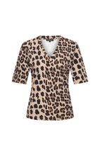 Afbeelding in Gallery-weergave laden, Evi - Mi Piace - Travelstof Shirt - Latte Leopard Print - 202271