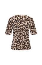 Afbeelding in Gallery-weergave laden, Evi - Mi Piace - Travelstof Shirt - Latte Leopard Print - 202271