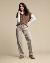 Afbeelding in Gallery-weergave laden, Sleeveless Knit Boucle - Red Button - Gilet - Mud - SRB5074