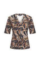 Afbeelding in Gallery-weergave laden, Evi - Mi Piace - Travelstof Shirt - Caramel Swirly Print - 202271