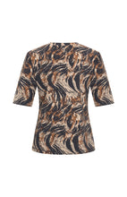 Afbeelding in Gallery-weergave laden, Evi - Mi Piace - Travelstof Shirt - Caramel Swirly Print - 202271