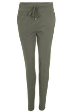 Afbeelding in Gallery-weergave laden, Danja - Mi Piace - Travelstof Broek - Deep Depth/Groen - 202134