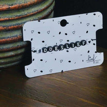 Afbeelding in Gallery-weergave laden, Armbandje #Doeslief Zwart wit Lieflabel AAAndacht