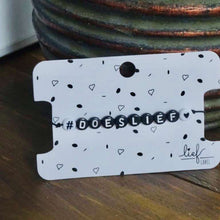 Afbeelding in Gallery-weergave laden, Armbandje #Doeslief Zwart wit Lieflabel AAAndacht