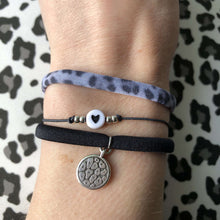 Afbeelding in Gallery-weergave laden, Armbandje Hartje Zwart wit Lieflabel AAAndacht