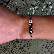 Afbeelding in Gallery-weergave laden, Armbandje Juf Zwart wit Lieflabel AAAndacht