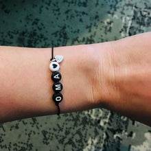 Afbeelding in Gallery-weergave laden, Armbandje Oma Zwart wit met bedeltje Lieflabel AAAndacht