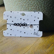 Afbeelding in Gallery-weergave laden, Armbandje Tante Zwart wit met bedeltje Lieflabel AAAndacht