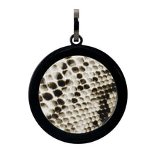 Afbeelding in Gallery-weergave laden, Python - iXXXi - Hanger Charm iXXXi 38 mm AAAndacht