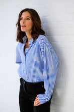 Afbeelding in Gallery-weergave laden, Eliora - IVY BEAU - Blouse - Brilliant Blue/Multi

