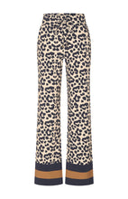 Afbeelding in Gallery-weergave laden, Daan - Mi Piace - Travelstof Broek - Leopard Print Streep Border Sand Mocca
