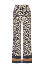 Afbeelding in Gallery-weergave laden, Daan - Mi Piace - Travelstof Broek - Leopard Print Streep Border Sand Mocca
