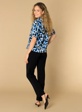 Afbeelding in Gallery-weergave laden, Evelina - IVY BEAU - Blouse - Brilliant Blue/Multi
