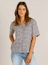 Afbeelding in Gallery-weergave laden, Veere - IVY BEAU - Blouse - Off White/Night Blue