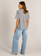 Afbeelding in Gallery-weergave laden, Veere - IVY BEAU - Blouse - Off White/Night Blue