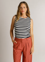 Afbeelding in Gallery-weergave laden, Dewi - IVY BEAU - Top - Dark Blue/Multi-Colour