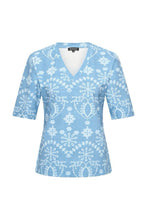 Afbeelding in Gallery-weergave laden, Evi - Mi Piace - Travelstof Shirt - Denim Embroidery Print - 202271
