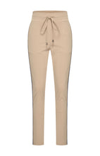 Afbeelding in Gallery-weergave laden, Danja Tape - Mi Piace - Travelstof Broek - Latte - 202669
