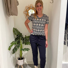 Afbeelding in Gallery-weergave laden, Danja - Mi Piace - Travelstof Broek - Navy/ Donkerblauw
