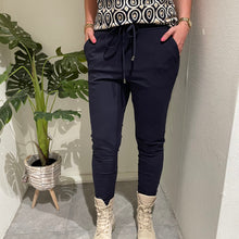 Afbeelding in Gallery-weergave laden, Danja - Mi Piace - Travelstof Broek - Navy/ Donkerblauw
