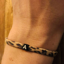 Afbeelding in Gallery-weergave laden, Armbandje Initial Leopard  Lieflabel AAAndacht
