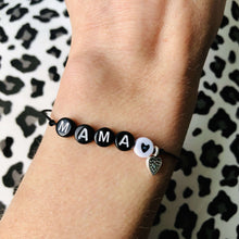 Afbeelding in Gallery-weergave laden, Armbandje Mama Zwart wit met bedeltje  Lieflabel AAAndacht
