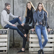 Afbeelding in Gallery-weergave laden, Coco Omslagdoek Zwart Omslagdoek Knit Factory AAAndacht
